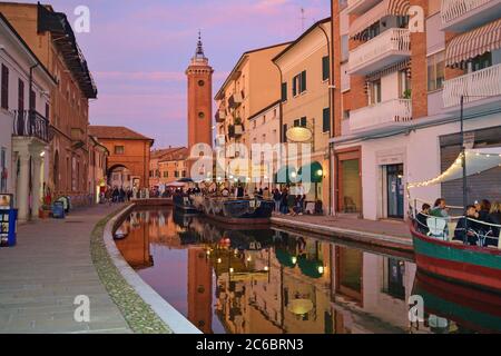 Blick auf Comacchio, originelles und faszinierendes mittelalterliches Dorf namens Little Venice in der Provinz Ferrara in Italien Stockfoto