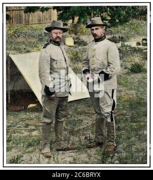 Col. Theodore Roosevelt und Gen. Leonard Wood im Lager in San Antonio TX, 1898. Handkolorierter Halbton eines Fotos Stockfoto