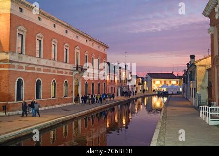 Blick auf Comacchio, originelles und faszinierendes mittelalterliches Dorf namens Little Venice in der Provinz Ferrara in Italien Stockfoto