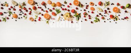 Frisches Obst und Beeren im Sommer Layout auf weißem Hintergrund Stockfoto
