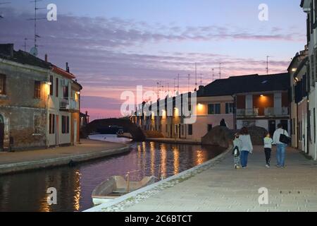 Blick auf Comacchio, originelles und faszinierendes mittelalterliches Dorf namens Little Venice in der Provinz Ferrara in Italien Stockfoto