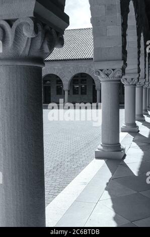 Die Architekturen auf dem Campus der Stanford University, Palo Alto, Kalifornien, USA, in Schwarz-Weiß. Stockfoto