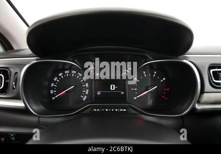 Beleuchtete Instrumententafel. Modernes Auto beleuchtet Armaturenbrett Nahaufnahme. Lluminated Instrumententafel mit dem PKW. Stockfoto