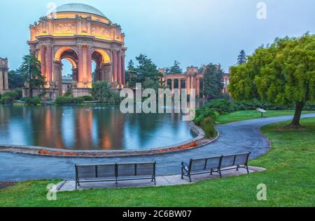 Panoramalicht auf den Palast der Schönen Künste in der frühen Morgenröte, San Francisco, Kalifornien, USA. Stockfoto