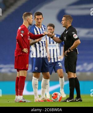 Liverpools Jordan Henderson (links), Brighton und Lewis Dunk von Hove Albion (Mitte) und Schiedsrichter Craig Pawson schlagen vor dem Premier League-Spiel im AMEX Stadium, Brighton, eine Faust auf. Stockfoto