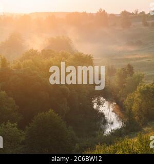 Ruhige Landschaft. Neblig am frühen Morgen auf kleinen Fluss Luftaufnahme Stockfoto