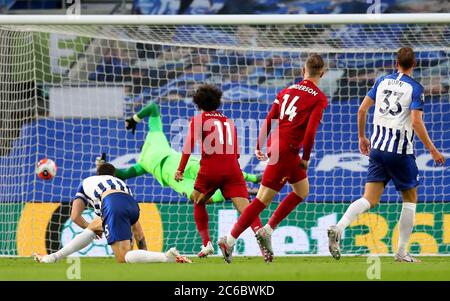 Jordan Henderson aus Liverpool erzielt das zweite Tor seiner Spielgefährten während des Premier League-Spiels im AMEX Stadium in Brighton. Stockfoto