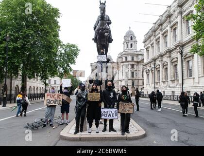 ’Black Lives Matter' Protest in London, um Wut über die rechtswidrige Tötung von George Floyd durch die Polizei in Minneapolis, USA, zu zeigen. Mit: Atmosphäre wo: London, Großbritannien Wann: 06 Jun 2020 Credit: Mario Mitsis/WENN Stockfoto