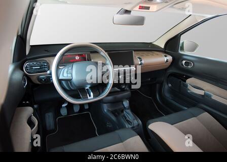Innenraum des Fahrzeugs. Das Innere des Autos. Armaturenbrett eines modernen Autos. Stockfoto