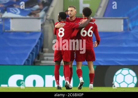 Liverpools Jordan Henderson (Mitte) feiert das zweite Tor seiner Mannschaft mit Teamkollege Naby Keita (links) und Trent Alexander-Arnold während des Premier League-Spiels im AMEX Stadium, Brighton. Stockfoto