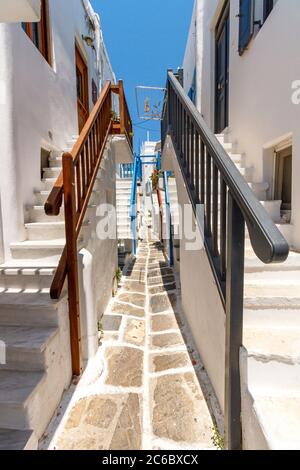 Mykonos Insel, malerische weiß getünchte Gasse in Chora Stadt, der Hauptstadt von Mykonos, die beliebteste der Kykladen Inseln, in Griechenland, Europa. Stockfoto