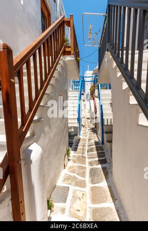 Mykonos Insel, malerische weiß getünchte Gasse in Chora Stadt, der Hauptstadt von Mykonos, die beliebteste der Kykladen Inseln, in Griechenland, Europa. Stockfoto