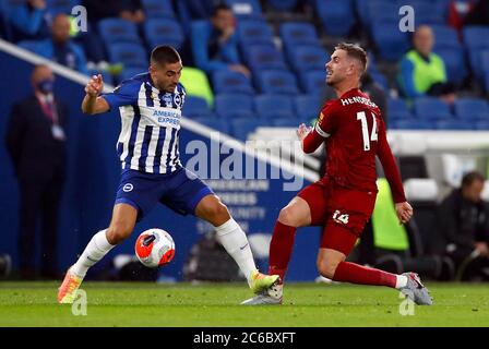 Neal Maupay von Brighton und Hove Albion fouls Jordan Henderson von Liverpool während des Premier League-Spiels im AMEX Stadium in Brighton. Stockfoto