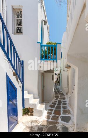 Mykonos Insel, malerische weiß getünchte Gasse in Chora Stadt, der Hauptstadt von Mykonos, die beliebtesten der Kykladen Inseln, in Griechenland, Europa. Stockfoto