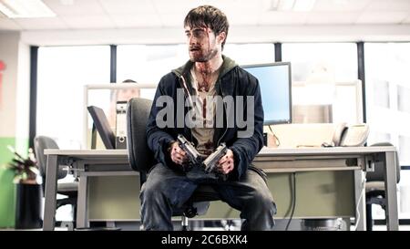 Guns Akimbo ist ein 2019 neuseeländischer Action-Comedy-Film, geschrieben und Regie geführt von Jason Lei Howden. Es spielt Daniel Radcliffe, Samara Weaving, Natasha Liu Bordizzo, Ned Dennehy, Grant Bowler, Edwin Wright, Und Rhys Darby. Dieses Foto ist nur für redaktionelle Zwecke bestimmt und unterliegt dem Urheberrecht der Filmgesellschaft und/oder des Fotografen, der vom Film- oder Produktionsunternehmen beauftragt wurde und darf nur durch Publikationen im Zusammenhang mit der Bewerbung des oben genannten Films reproduziert werden. Eine obligatorische Gutschrift an die Filmfirma ist erforderlich. Der Fotograf sollte auch bei Bekanntwerden des Fotos gutgeschrieben werden. Stockfoto