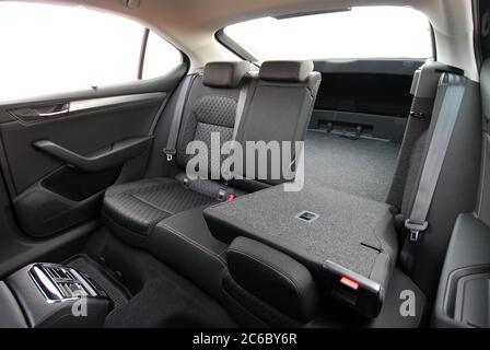 Gefalteter Rücksitz des Fahrzeugs. Rücksitze in einem modernen Pkw. Stockfoto