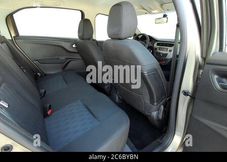Autositz hinten. Rücksitz aus schwarzem Leder im Pkw. Stockfoto