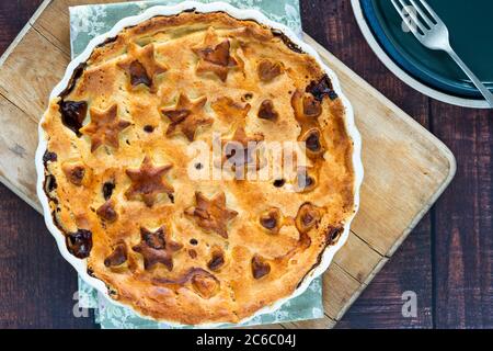 Steak, Pilz und Ale Pie mit Mürbeteig - Blick von oben Stockfoto