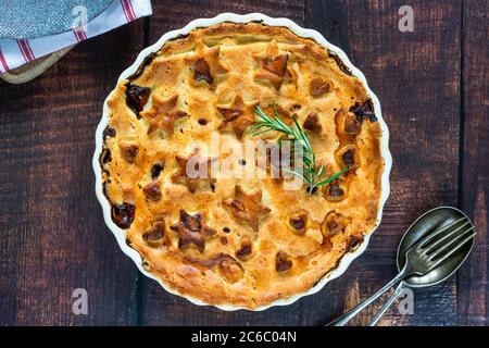 Steak, Pilz und Ale Pie mit Mürbeteig - Blick von oben Stockfoto