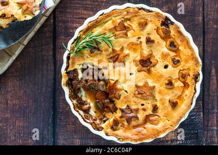 Steak, Pilz und Ale Pie mit Mürbeteig - Blick von oben Stockfoto