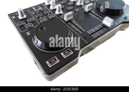 Portable-DJ-Mixer Schuß auf einem weißen Hintergrund. Stockfoto