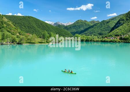 Kajakfahren auf der Soča in Most Na Soci Slowenien. Stockfoto