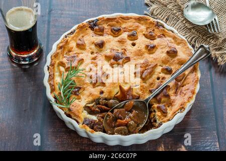 Steak, Pilz und Ale Pie mit Mürbeteig Stockfoto