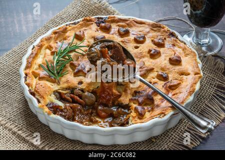 Steak, Pilz und Ale Pie mit Mürbeteig Stockfoto