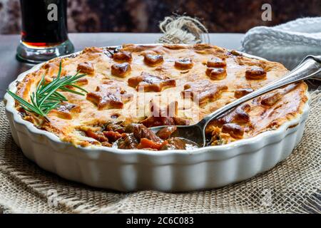 Steak, Pilz und Ale Pie mit Mürbeteig Stockfoto