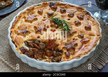 Steak, Pilz und Ale Pie mit Mürbeteig Stockfoto