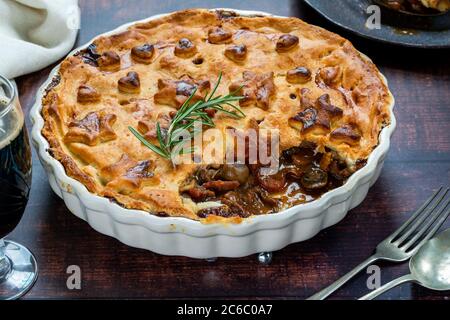 Steak, Pilz und Ale Pie mit Mürbeteig Stockfoto