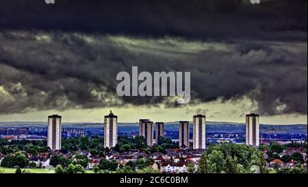 Glasgow, Schottland, Großbritannien 8. Juli 2020: UK Wetter: Wechselhaftes Wetter sah Regen als wolkengefüllter Himmel über dem Süden der Stadt und den Türmen von Scotstoun. Quelle: Gerard Ferry/Alamy Live News Stockfoto