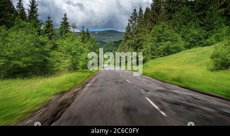 Mountain Highway mit blauem Himmel. Stockfoto