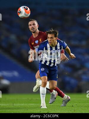 Liverpools Jordan Henderson (links) und Brighton und Hove Albions Leandro Trossard kämpfen während des Premier League-Spiels im AMEX Stadium in Brighton um den Ball. Stockfoto