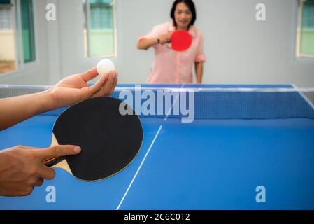 Erwachsene asiatische Frau warten darauf, Tischtennis oder Tischtennis spielen zu beginnen. Freizeit mit dem Wettbewerb in Sportspielen im Haus, Erholung oder ex Stockfoto