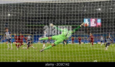 Jordan Henderson (2. Links) aus Liverpool erzielt das zweite Tor seiner Spielmannschaft während des Premier League-Spiels im AMEX Stadium in Brighton. Stockfoto