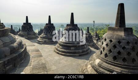 (Selektiver Fokus) atemberaubende Aussicht auf die glockenförmigen Stupas von Borobudur bei einem wunderschönen Sonnenaufgang. Zentraljava, Indonesien. Stockfoto