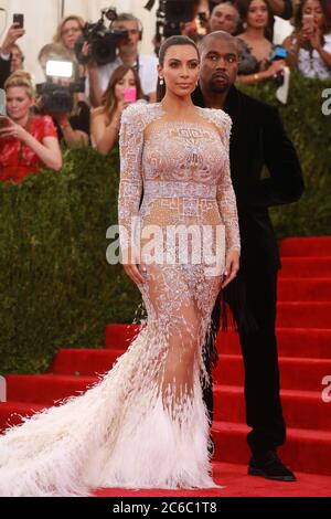 Kim Kardashian und Kanye West nehmen am 4. Mai an der Benefizgala des Kostümentstituts „China: Through the Looking Glass“ im Metropolitan Museum of Art Teil. Stockfoto