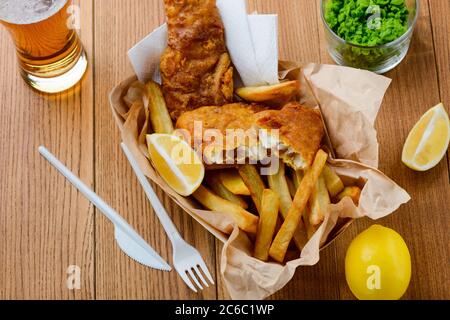 Fast Food als Mittagessen. Essen mit Einwegbesteck Stockfoto