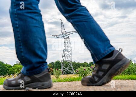 Emscherkerkkunst , Kunstwerk der Berliner Künstlergruppe Inges Idee, EIN scheinbar tanzender 35 Meter hoher Strommast, auf einer Wiese nahe dem Haus Ripphorst i Stockfoto