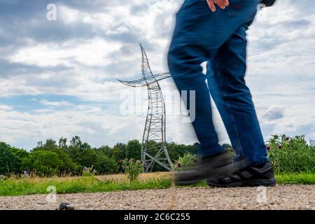 Emscherkerkkunst , Kunstwerk der Berliner Künstlergruppe Inges Idee, EIN scheinbar tanzender 35 Meter hoher Strommast, auf einer Wiese nahe dem Haus Ripphorst i Stockfoto