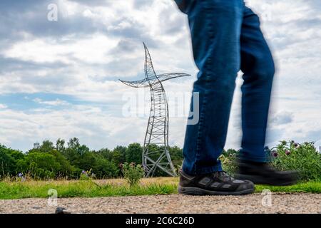 Emscherkerkkunst , Kunstwerk der Berliner Künstlergruppe Inges Idee, EIN scheinbar tanzender 35 Meter hoher Strommast, auf einer Wiese nahe dem Haus Ripphorst i Stockfoto