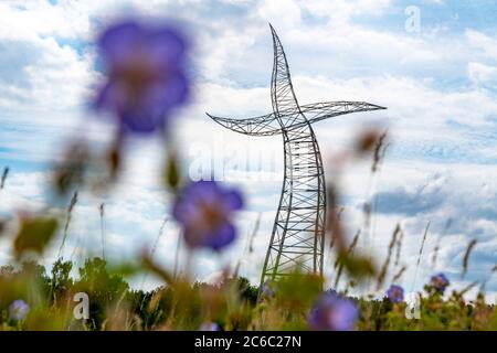 Emscherkerkkunst , Kunstwerk der Berliner Künstlergruppe Inges Idee, EIN scheinbar tanzender 35 Meter hoher Strommast, auf einer Wiese nahe dem Haus Ripphorst i Stockfoto