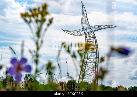 Emscherkerkkunst , Kunstwerk der Berliner Künstlergruppe Inges Idee, EIN scheinbar tanzender 35 Meter hoher Strommast, auf einer Wiese nahe dem Haus Ripphorst i Stockfoto