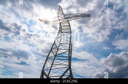 Emscherkerkkunst , Kunstwerk der Berliner Künstlergruppe Inges Idee, EIN scheinbar tanzender 35 Meter hoher Strommast, auf einer Wiese nahe dem Haus Ripphorst i Stockfoto