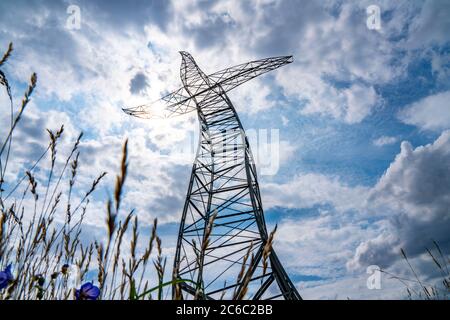 Emscherkerkkunst , Kunstwerk der Berliner Künstlergruppe Inges Idee, EIN scheinbar tanzender 35 Meter hoher Strommast, auf einer Wiese nahe dem Haus Ripphorst i Stockfoto