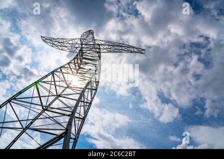 Emscherkerkkunst , Kunstwerk der Berliner Künstlergruppe Inges Idee, EIN scheinbar tanzender 35 Meter hoher Strommast, auf einer Wiese nahe dem Haus Ripphorst i Stockfoto