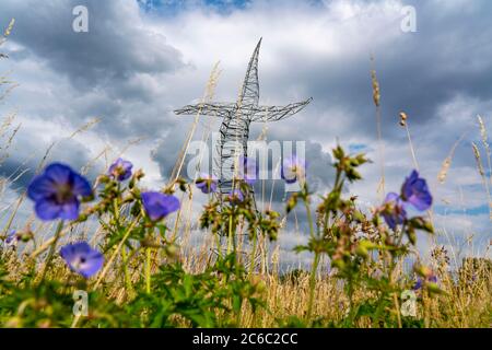 Emscherkerkkunst , Kunstwerk der Berliner Künstlergruppe Inges Idee, EIN scheinbar tanzender 35 Meter hoher Strommast, auf einer Wiese nahe dem Haus Ripphorst i Stockfoto