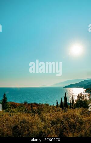 Sonnige Meereslandschaft. Blick auf die Küste vom Berg. Natürliche Sonneneinstrahlung. Krimlandschaft. Stockfoto