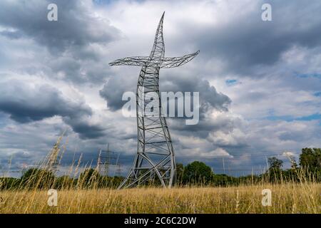 Emscherkerkkunst , Kunstwerk der Berliner Künstlergruppe Inges Idee, EIN scheinbar tanzender 35 Meter hoher Strommast, auf einer Wiese nahe dem Haus Ripphorst i Stockfoto